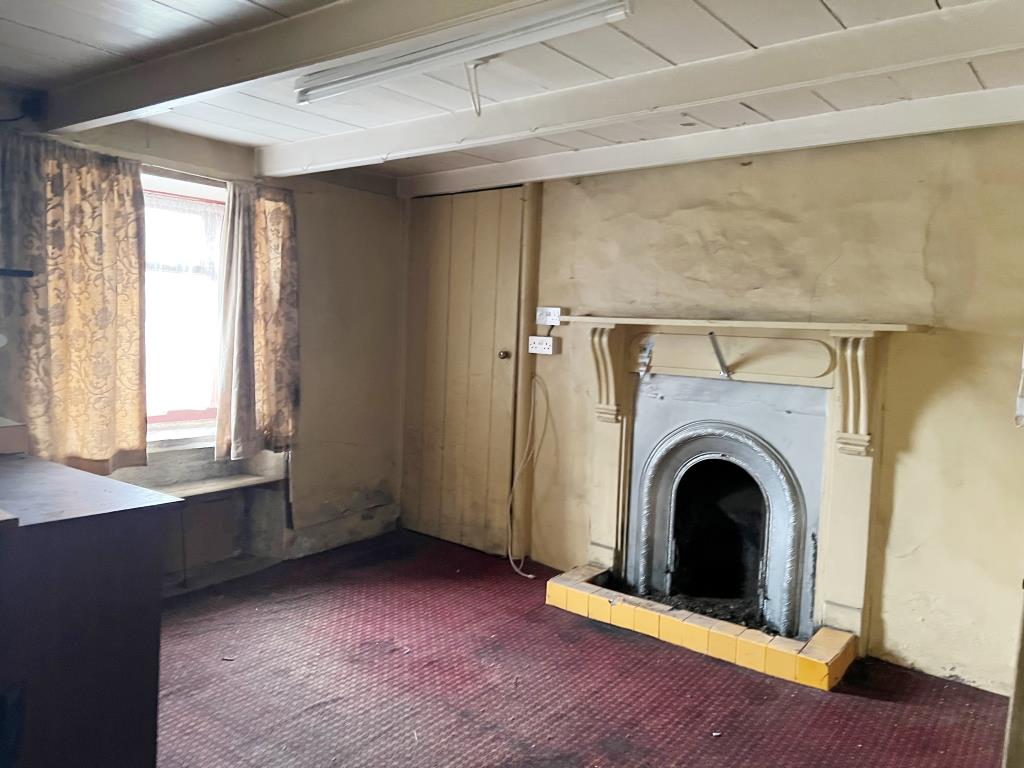 Lot: 60 - TERRACED COTTAGE FOR IMPROVEMENT WITH GARDEN AND GARAGE -